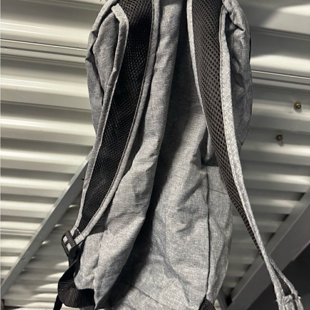 NWT- Card Tech backpack Gray Lightweight - Picture 11 of 12